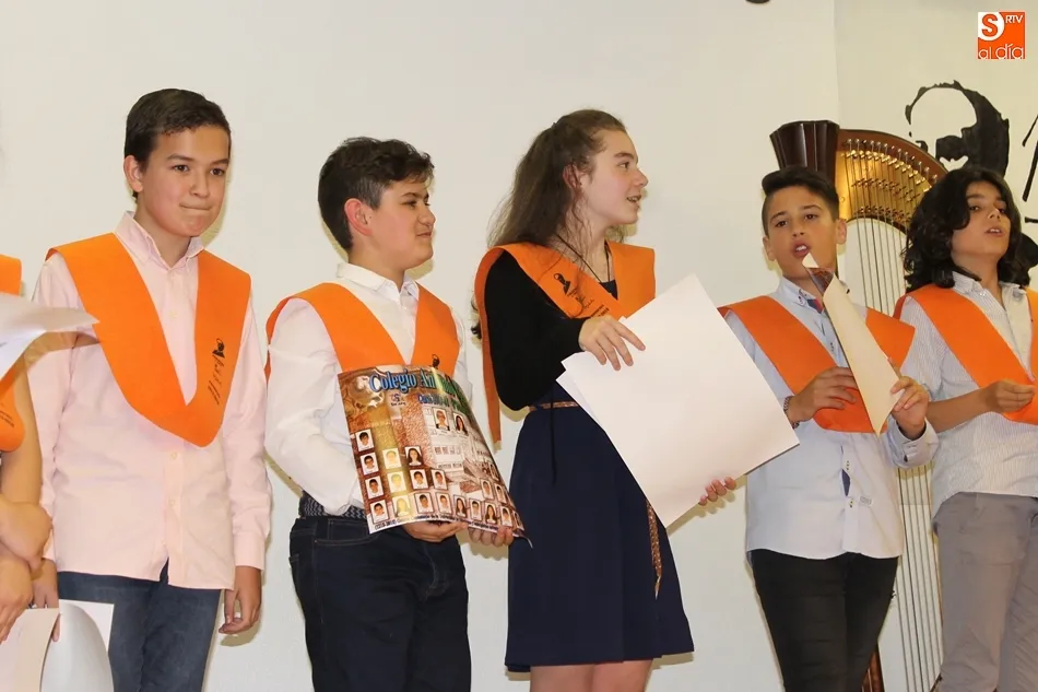 Foto 8 - Entrega de las becas de graduaci&oacute;n a los alumnos del Colegio Antonio Machado