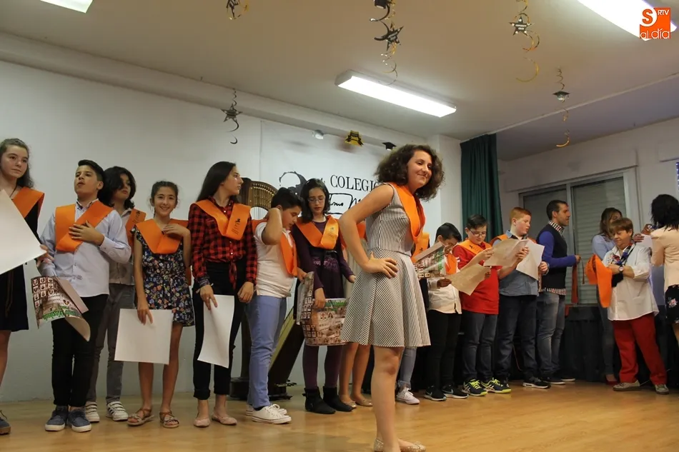Foto 7 - Entrega de las becas de graduaci&oacute;n a los alumnos del Colegio Antonio Machado
