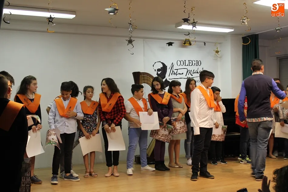 Foto 5 - Entrega de las becas de graduaci&oacute;n a los alumnos del Colegio Antonio Machado