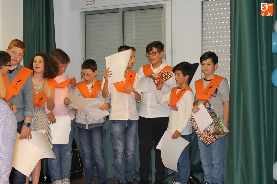 Foto 4 - Entrega de las becas de graduaci&oacute;n a los alumnos del Colegio Antonio Machado