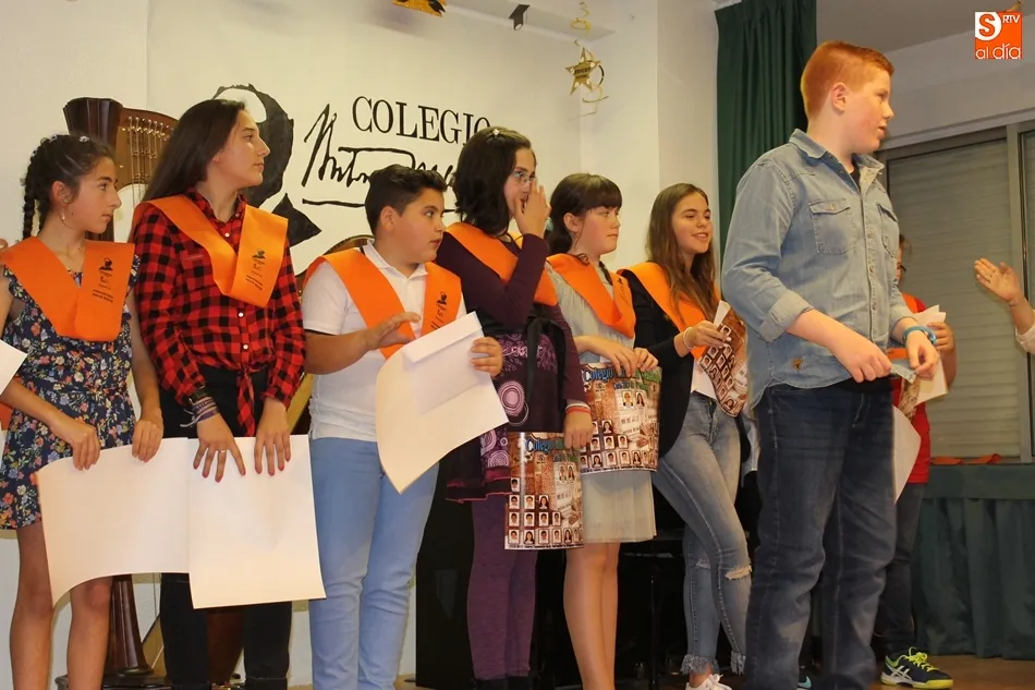 Foto 3 - Entrega de las becas de graduaci&oacute;n a los alumnos del Colegio Antonio Machado