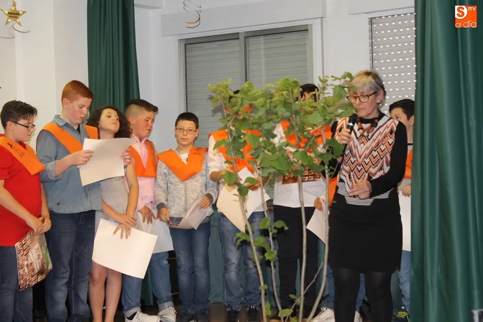 Foto 2 - Entrega de las becas de graduaci&oacute;n a los alumnos del Colegio Antonio Machado