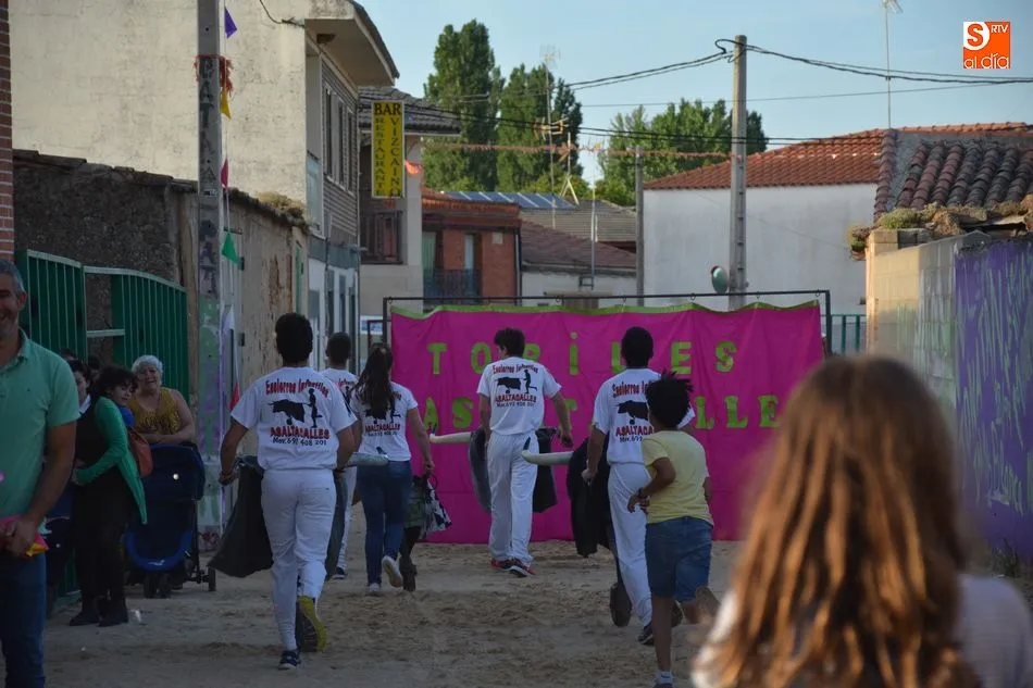Foto 4 - Los ni&ntilde;os, grandes protagonistas del primer d&iacute;a de fiestas de Topas