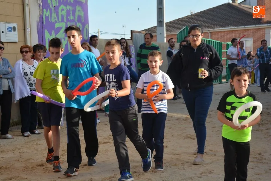 Foto 3 - Los ni&ntilde;os, grandes protagonistas del primer d&iacute;a de fiestas de Topas