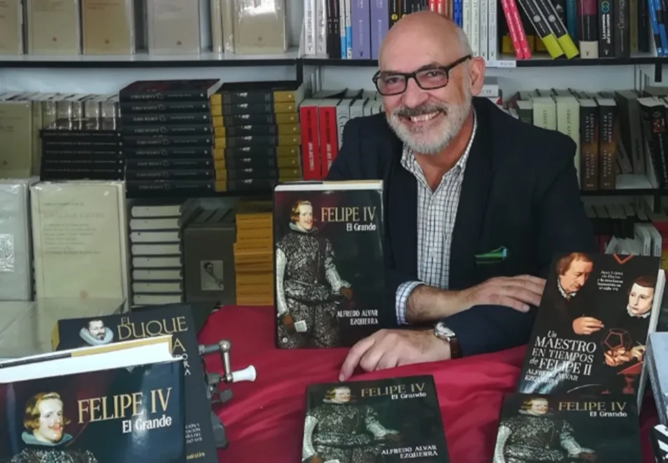 Alfredo Alvar Ezquerra, con su libro Felipe IV. El Grande. Foto: @esferalibros