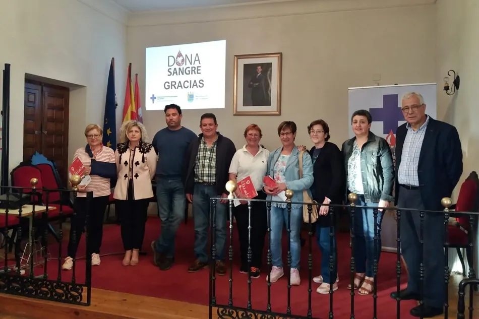 Donantes de sangre que han recibido sus medallas en el acto celebrado en Ledesma.