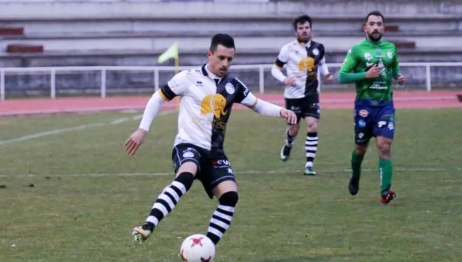 Piojo, titular indiscutible de Unionistas que se perderá el partido de ida de la final de la fase de ascenso