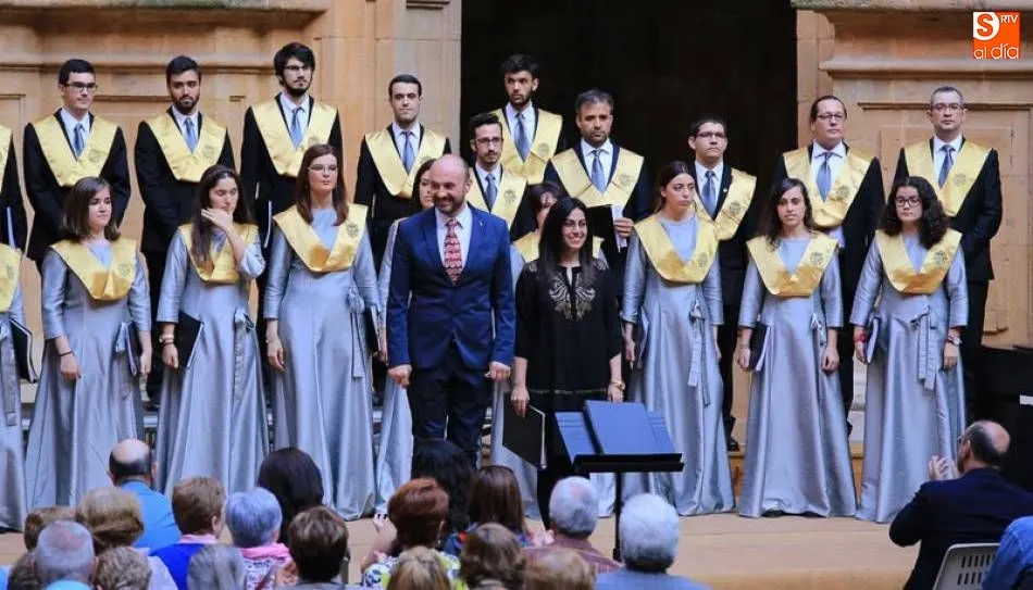 El Coro Tomás Luis de Victoria en el patio barroco de la UPSA