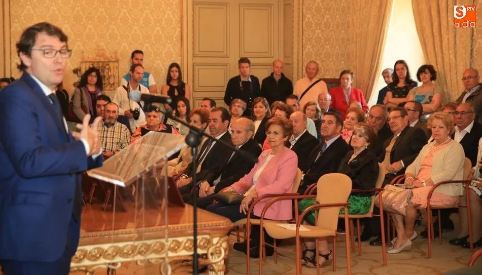 El alcalde, Alfonso Fernández Mañueco, en el homenaje a estos veteranos matrimonios. Foto de Alberto Martín