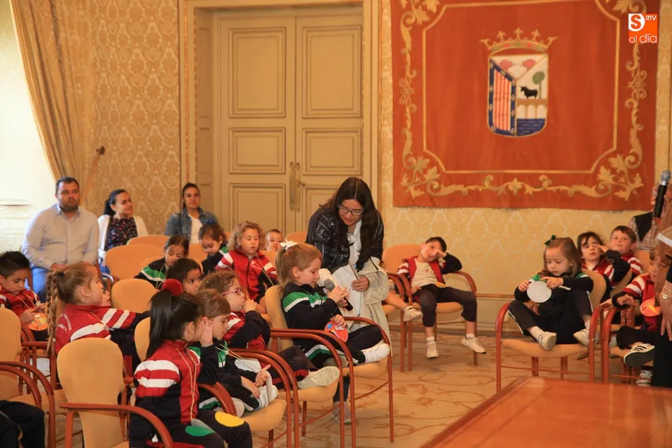 Foto 5 - Divertida visita al Ayuntamiento de alumnos del Colegio Santa Teresa de Jes&uacute;s