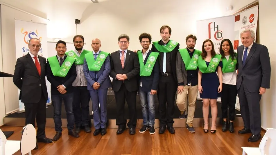 Los graduados, junto a los representantes de la Universidad y el responsable territorial del Banco Santander.
