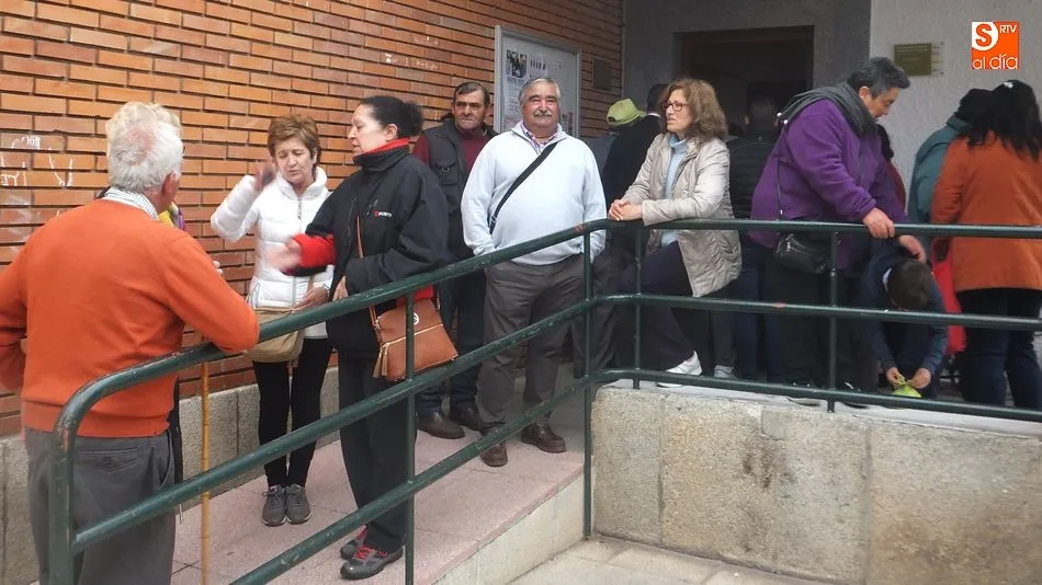 La gran demanda para renovar el DNI ha obligado a ampliar el calendario inicialmente previsto por la Policía /