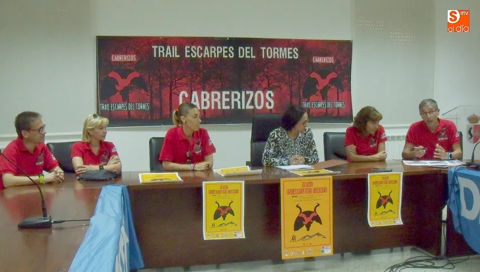 Boni Martín (der.) explicaba el recorrido con la alcaldesa y junto a Luisa, Mari, Cristina y Jose, miembros del club