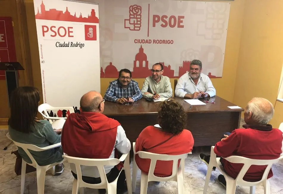 El PSOE local mantiene un encuentro con su diputado David Serrada tras el cambio de Gobierno  