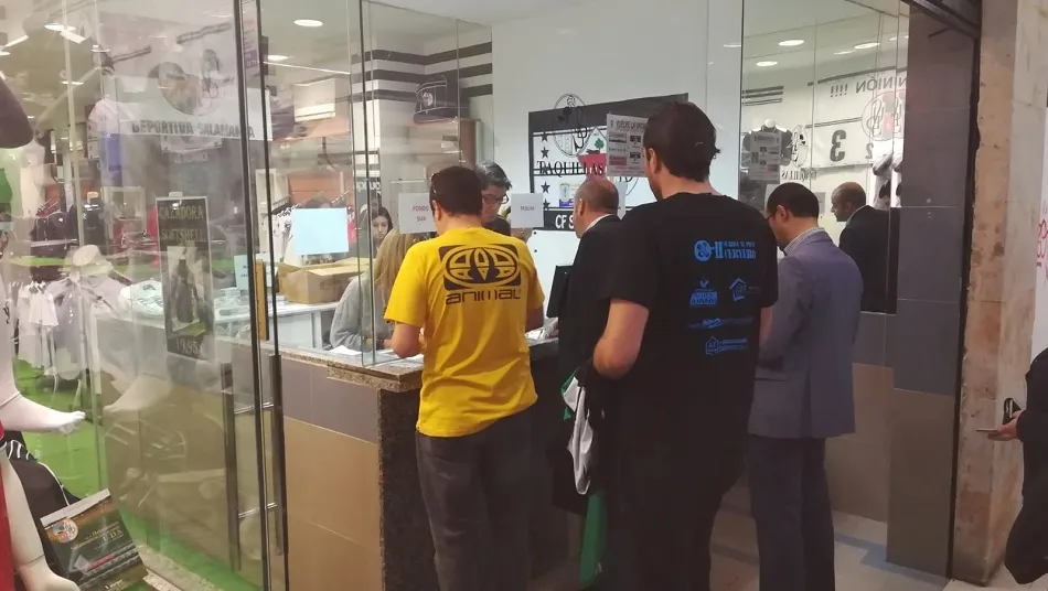 Aficionados sacando este jueves las entradas.