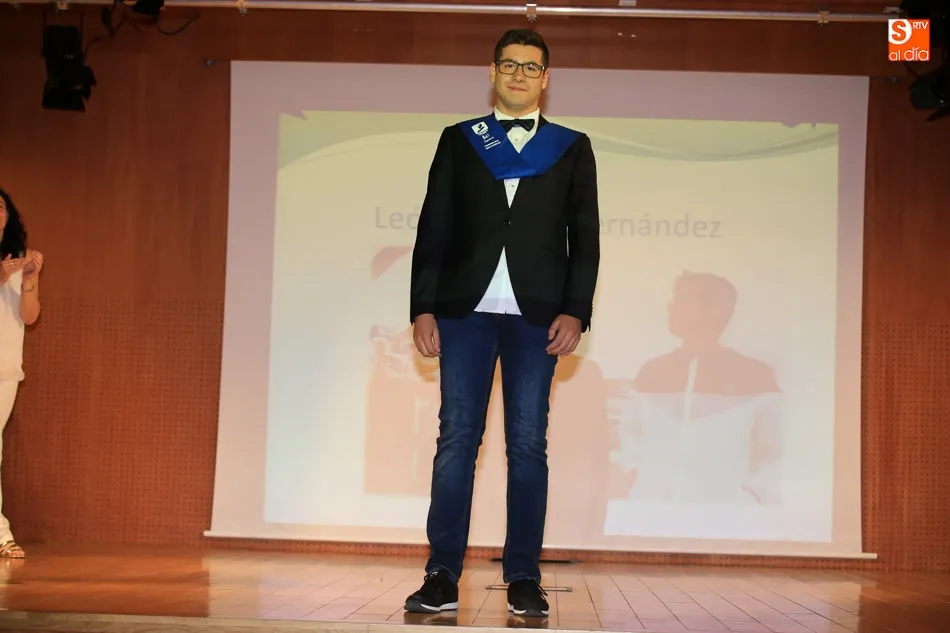 Foto 7 - Emotiva graduaci&oacute;n de los alumnos del colegio Antonio Machado en el Auditorio de Caja Duero