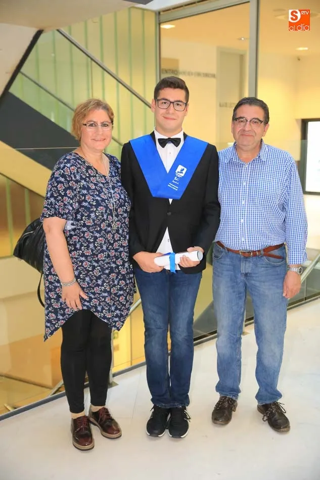 Foto 5 - Emotiva graduaci&oacute;n de los alumnos del colegio Antonio Machado en el Auditorio de Caja Duero