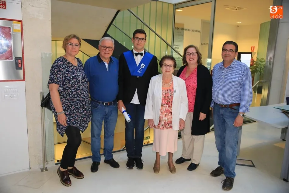 Foto 3 - Emotiva graduaci&oacute;n de los alumnos del colegio Antonio Machado en el Auditorio de Caja Duero