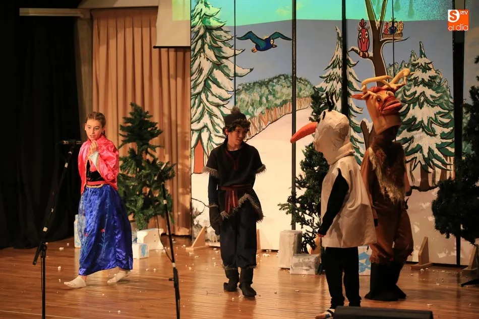 Foto 3 - Los alumnos del Campo Charro representan el musical &lsquo;Frozen, el reino de hielo&rsquo; en el Fray Luis