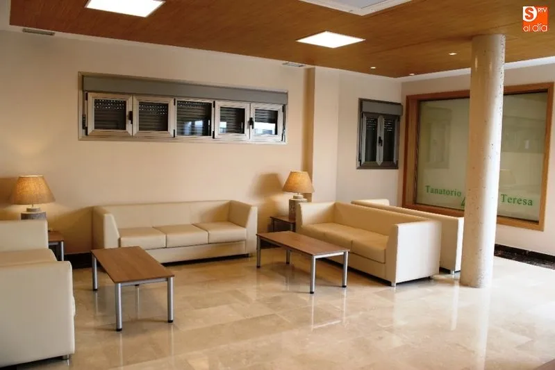 Cuenta con dos velatorios, una sala de despedida, sala de exposición,  aseos y un horno de cremación