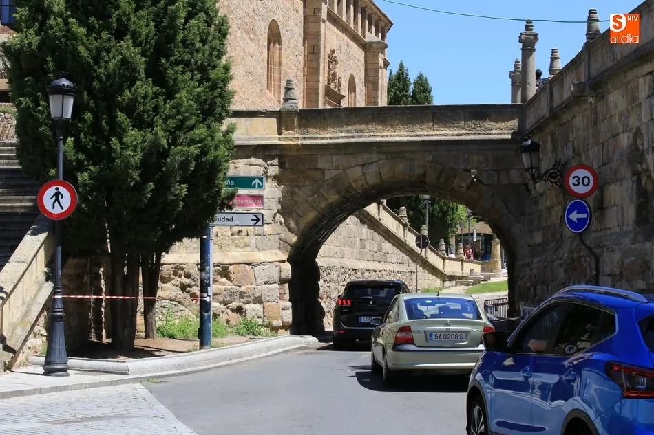 Foto 7 - Un cami&oacute;n golpea el arco del puente de la calle Arroyo de Santo Domingo
