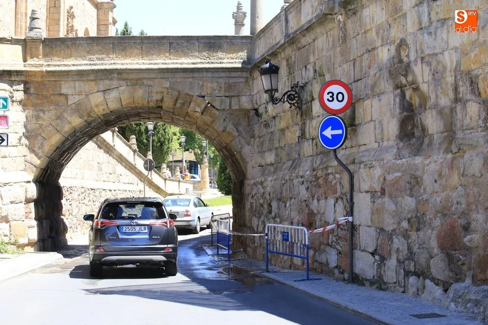 Foto 8 - Un cami&oacute;n golpea el arco del puente de la calle Arroyo de Santo Domingo