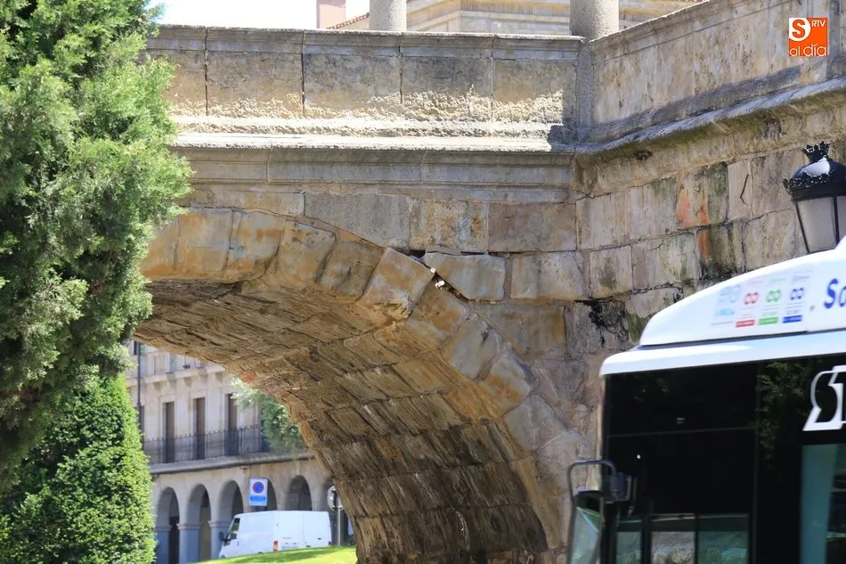 Foto 6 - Un cami&oacute;n golpea el arco del puente de la calle Arroyo de Santo Domingo