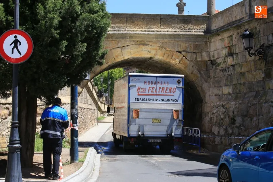 Foto 5 - Un cami&oacute;n golpea el arco del puente de la calle Arroyo de Santo Domingo