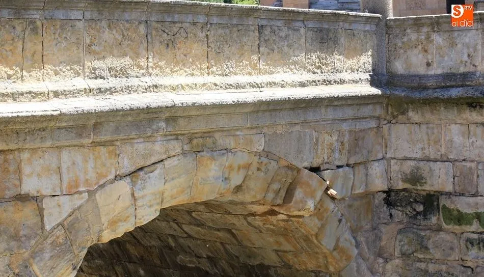 Foto 3 - Un cami&oacute;n golpea el arco del puente de la calle Arroyo de Santo Domingo
