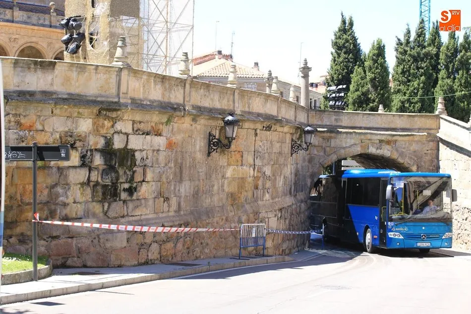 Foto 2 - Un cami&oacute;n golpea el arco del puente de la calle Arroyo de Santo Domingo