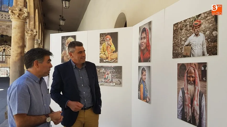 El diputado Julián Barrera y el autor de la muestra, Ramón Marcos