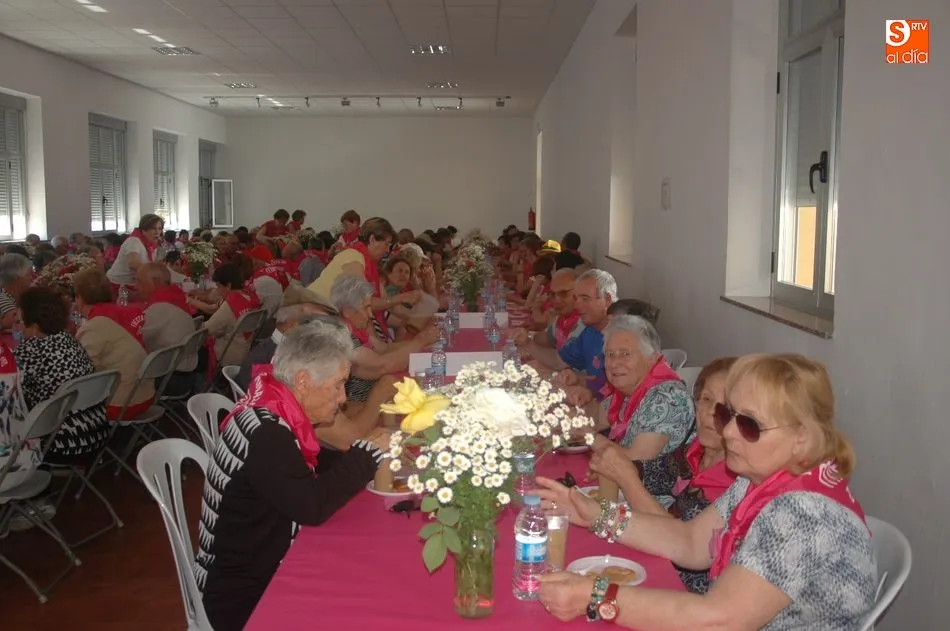 Foto 3 - Cerca de 170 mayores de nueve localidades celebran en Mieza el fin de curso de gimnasia  