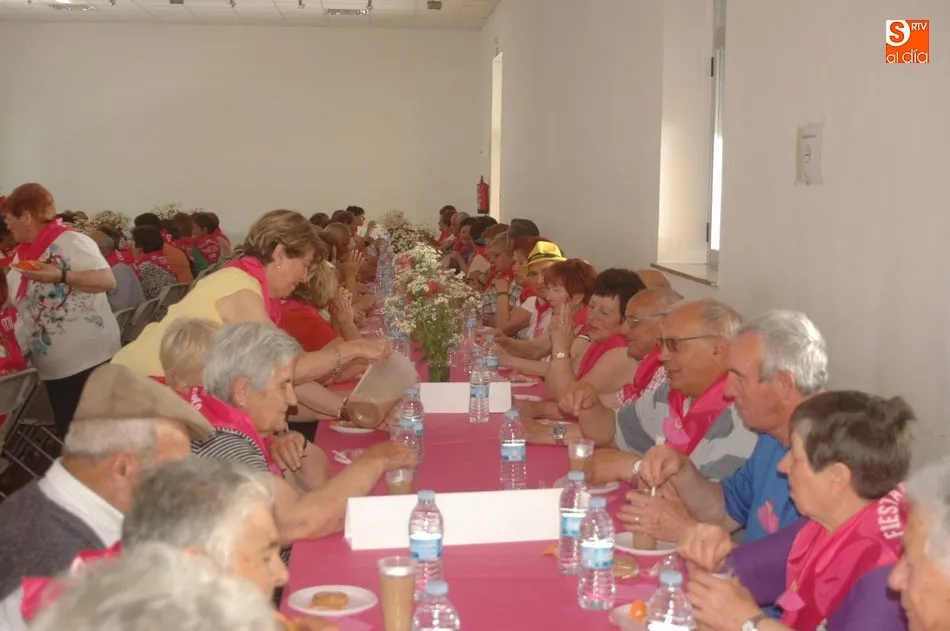 Foto 2 - Cerca de 170 mayores de nueve localidades celebran en Mieza el fin de curso de gimnasia  