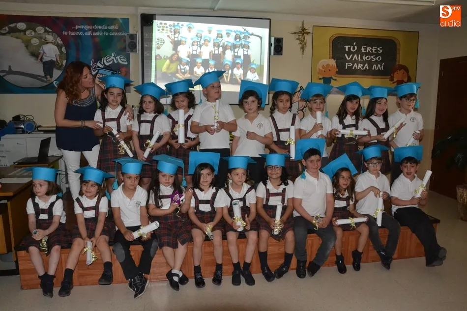 Foto 6 - Misioneras-Santa Teresa grad&uacute;a a sus alumnos de Infantil en un acto repleto de emotividad  