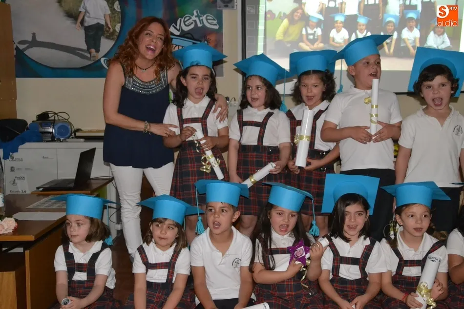 Foto 5 - Misioneras-Santa Teresa grad&uacute;a a sus alumnos de Infantil en un acto repleto de emotividad  