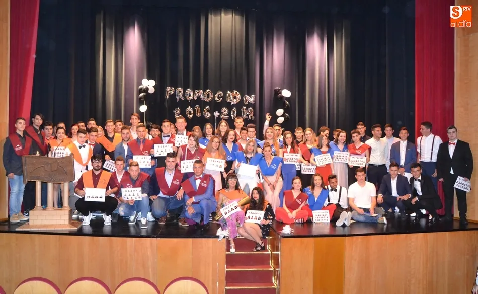 El IES Tierra despide a dos históricos en una macrograduación con música, magia e incluso baile  