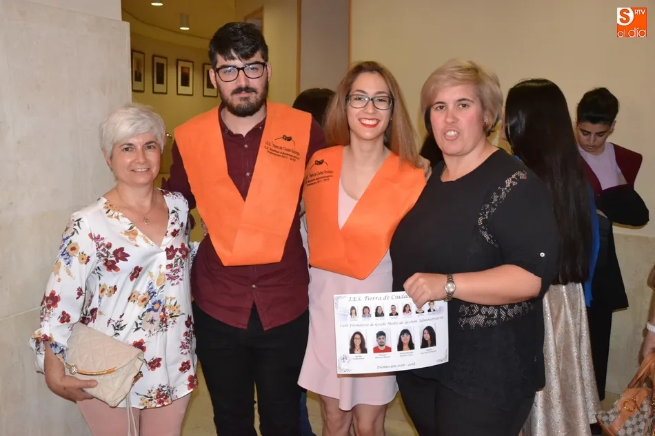 Foto 9 - El IES Tierra despide a dos hist&oacute;ricos en una macrograduaci&oacute;n con m&uacute;sica, magia e incluso baile  