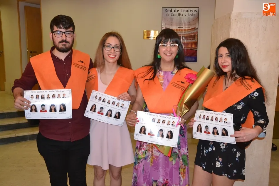 Foto 8 - El IES Tierra despide a dos hist&oacute;ricos en una macrograduaci&oacute;n con m&uacute;sica, magia e incluso baile  