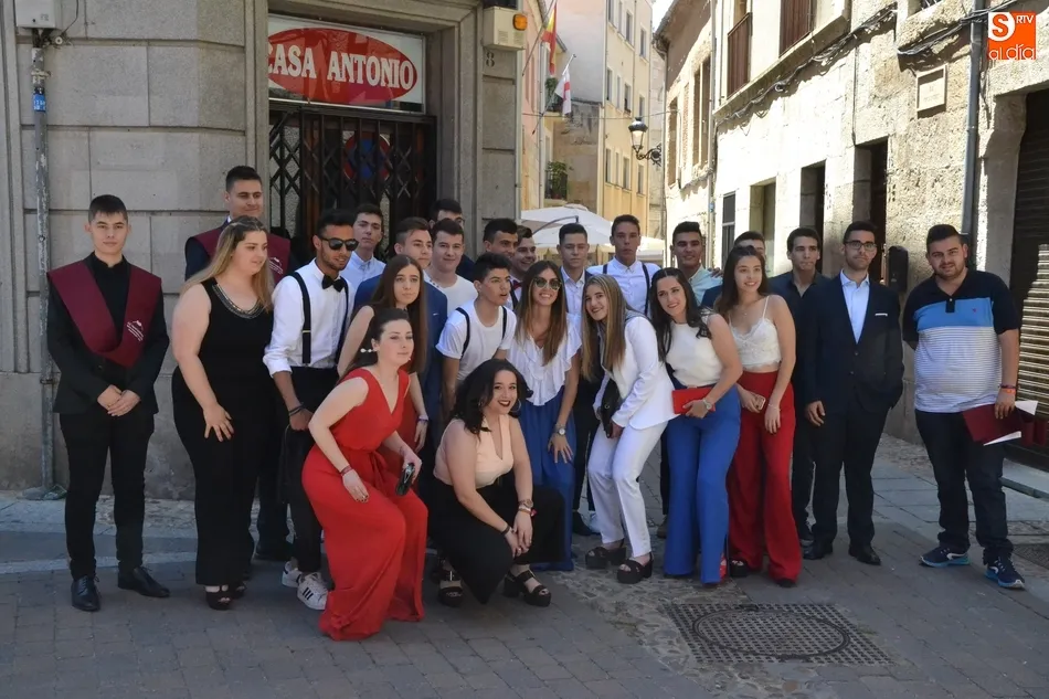 Foto 7 - El IES Tierra despide a dos hist&oacute;ricos en una macrograduaci&oacute;n con m&uacute;sica, magia e incluso baile  