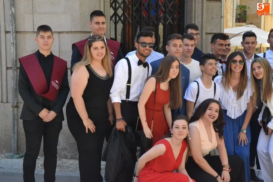 Foto 6 - El IES Tierra despide a dos hist&oacute;ricos en una macrograduaci&oacute;n con m&uacute;sica, magia e incluso baile  