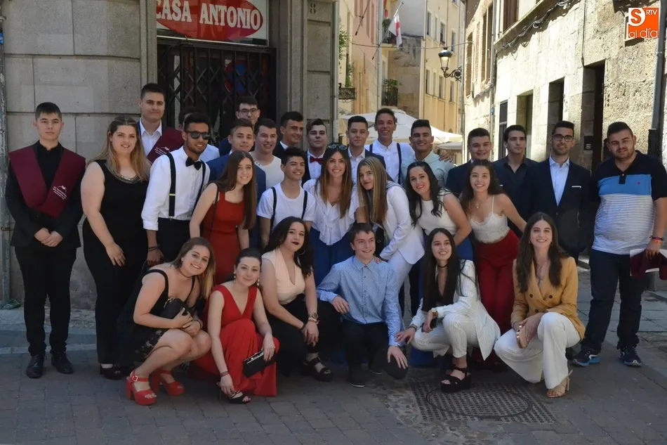 Foto 4 - El IES Tierra despide a dos hist&oacute;ricos en una macrograduaci&oacute;n con m&uacute;sica, magia e incluso baile  