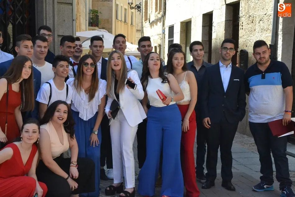 Foto 5 - El IES Tierra despide a dos hist&oacute;ricos en una macrograduaci&oacute;n con m&uacute;sica, magia e incluso baile  