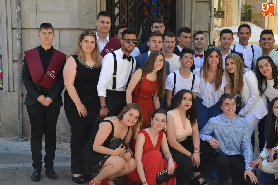 Foto 3 - El IES Tierra despide a dos hist&oacute;ricos en una macrograduaci&oacute;n con m&uacute;sica, magia e incluso baile  