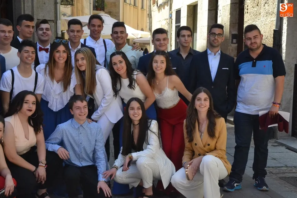 Foto 2 - El IES Tierra despide a dos hist&oacute;ricos en una macrograduaci&oacute;n con m&uacute;sica, magia e incluso baile  