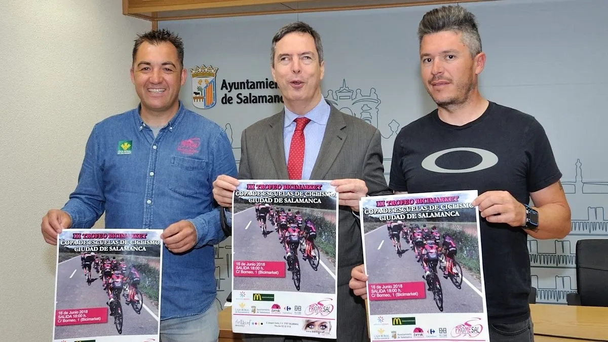 Oché Alonso (Promesal) y Juanjo Tamames (Bicimarket) flanquean al concejal, Enrique Sánchez-Guijo.