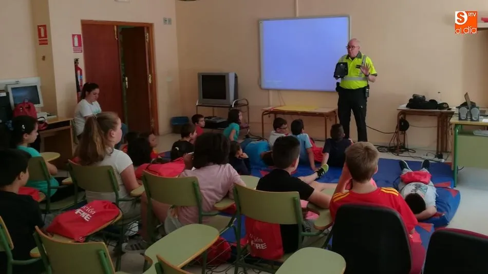 Foto 5 - La Guardia Civil muestra su trabajo a los escolares en una interesante jornada sobre Seguridad...
