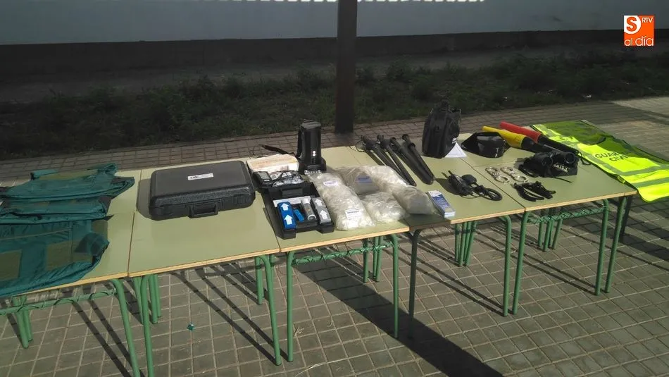 Foto 2 - La Guardia Civil muestra su trabajo a los escolares en una interesante jornada sobre Seguridad...