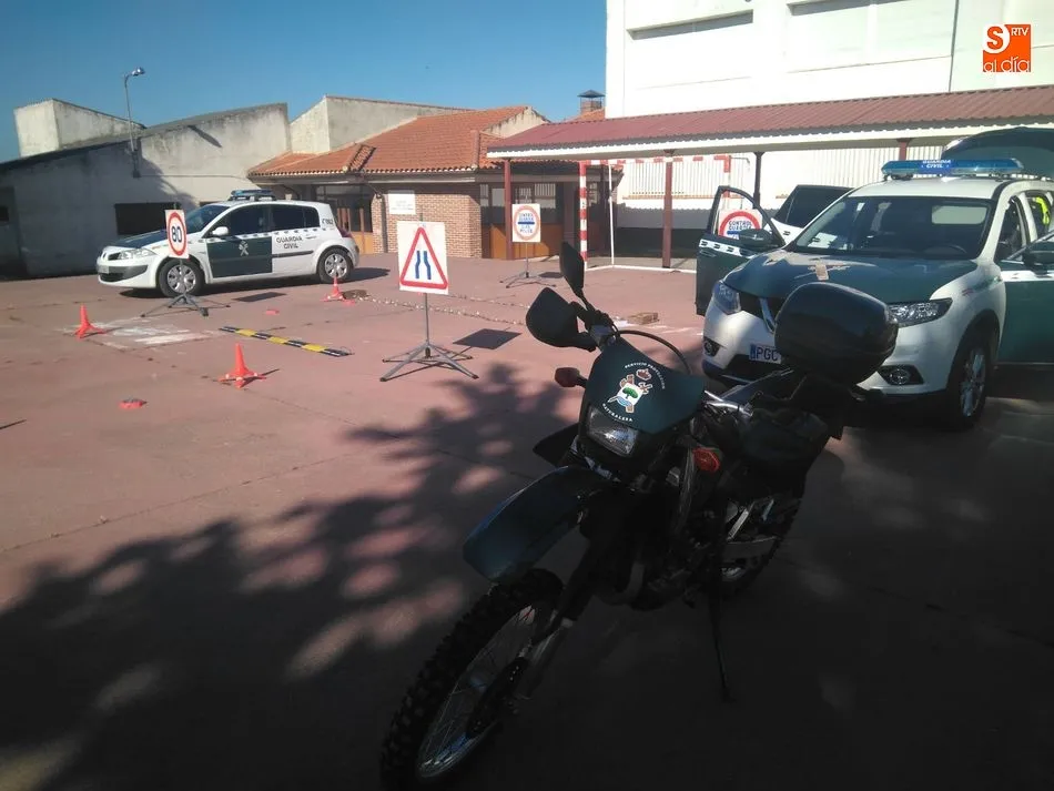Foto 3 - La Guardia Civil muestra su trabajo a los escolares en una interesante jornada sobre Seguridad...