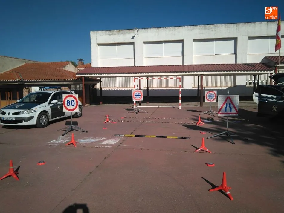 Foto 8 - La Guardia Civil muestra su trabajo a los escolares en una interesante jornada sobre Seguridad...