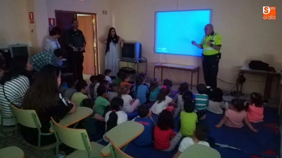 Foto 6 - La Guardia Civil muestra su trabajo a los escolares en una interesante jornada sobre Seguridad...